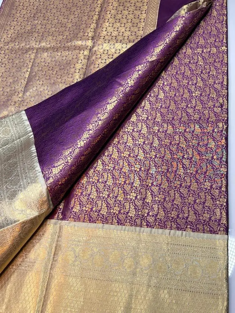REGAL-LAVENDER:-PATTU-WEAVE-SILK-WITH-ZARI-ACCENTS-AND-BOOTI-JAAL